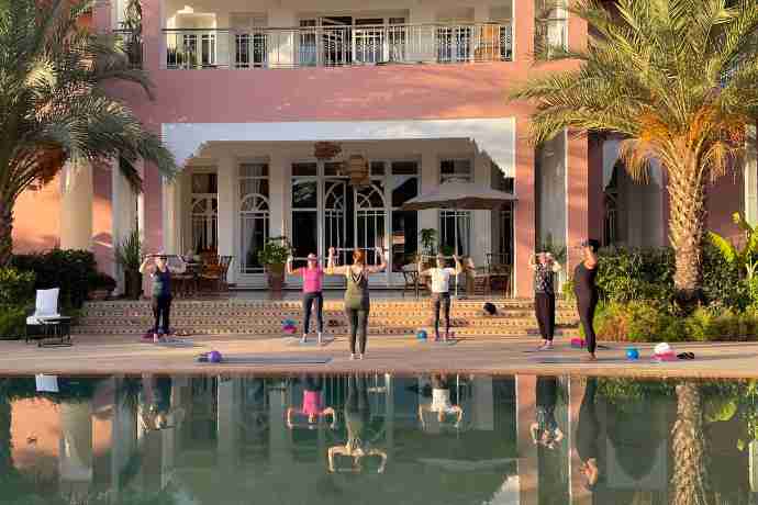 Pilates by the pool during your Pilates retreat in Marrakech.