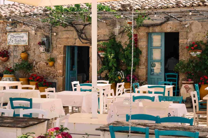 Charming Courtyard Dining